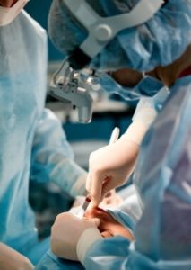 Cirujano realizando una Rinoplastia en vivo. DuqueMD